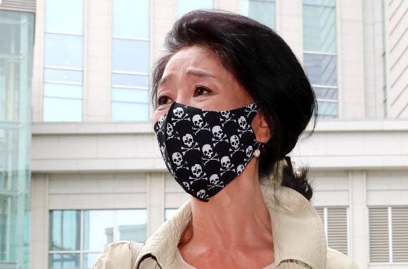 - 이재명 경기도지사에게 허언증 환자로 몰렸다며 손해배상 청구 소송을 제기한 배우 김부선 씨가 25일 오후 서울동부지법에서 열린 3차 변론기일에 출석하며 취재진의 질문에 답하던 중 울먹이고 있다. 2021.8.25 연합뉴스