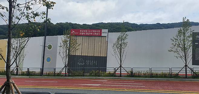 화천대유가 B1블럭 연립주택용지에서 시행한 도시형생활주택 ‘판교 SK뷰 테라스’는 청약 마감 결과 292가구 모집에 9만2491건이 접수돼 평균 316.8대 1의 경쟁률을 기록했다. 사진은 공사가 한창인  B1블럭 연립주택용지.