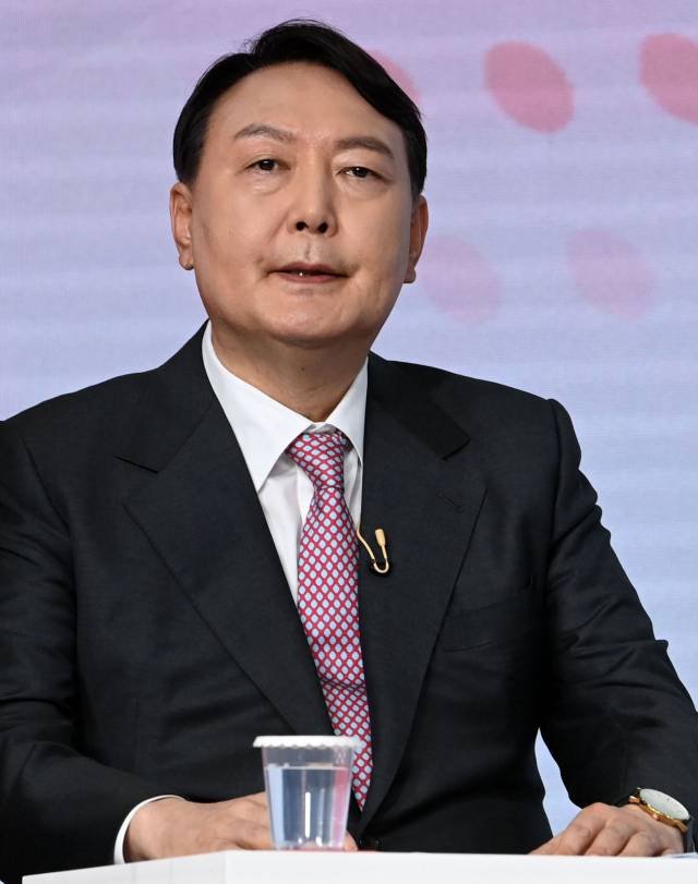 윤석열 국민의힘 대선 경선 예비후보가 23일 서울 강서구 ASSA 스튜디오에서 열린 국민의힘 제20대 대통령후보자 선거 제2차 방송토론회에서 토론을 준비하고 있다./국회사진기자단