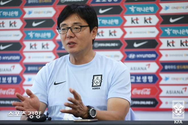 황선홍 한국 U-23 축구대표팀 감독이 27일 파주 NFC에서 열린 비대면 기자회견에서 질문에 답하고 있다.  대한축구협회 제공
