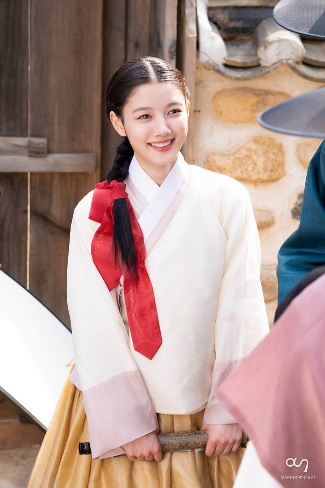 김유정, 예쁨주의보 비하인드 컷 [홍천기]