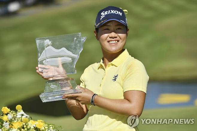 LPGA 투어 아칸소 챔피언십 우승한 하타오카 (로저스 AP=연합뉴스) 26일(현지시간) 미국 아칸소주 로저스의 피너클 컨트리클럽에서 열린 미국여자프로골프(LPGA) 투어 월마트 NW 아칸소 챔피언십에서 우승한 하타오카 나사(일본)가 트로피를 들고 있다. 그는 최종합계 16언더파 197타를 기록, 공동 2위인 지은희(한국)와 이민지(호주)를 1타 차로 제쳤다. 하타오카는 이 대회 1·2라운드에서 홀인원을 1개씩 기록해 LPGA 투어 역대 다섯 번째로 한 대회에서 홀인원을 2개 잡은 선수가 됐다. knhknh@yna.co.kr