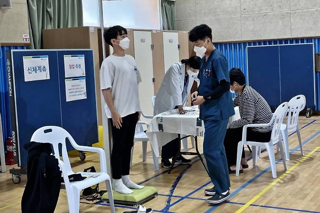 27일 검사받는 태안만리포고 학생 [천안 순천향대병원 제공. 재판매 및 DB 금지]