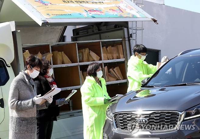 '차 타고 책 빌려요' [연합뉴스 자료사진]