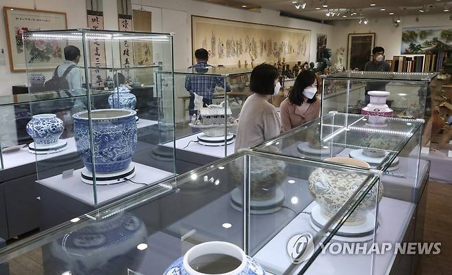 특별전시 '한중 문화유산 재발견' (서울=연합뉴스) 강민지 기자 = 27일 오전 서울 종로구 다보성갤러리에서 열린 '한중 문화유산 재발견' 간담회에서 참석자들이 중국관 전시를 둘러보고 있다. 2021.9.27
mjkang@yna.co.kr