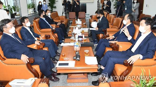 언론중재법 개정안 여야 협의 (서울=연합뉴스) 하사헌 기자 = 더불어민주당 윤호중 원내대표와 국민의힘 김기현 원내대표가 27일 국회 본청 운영위원장실에서 ‘언론중재법 개정안’본회의 상정을 놓고 막판 협의를 하고 있다. 2021.9.27 [국회사진기자단] toadboy@yna.co.kr