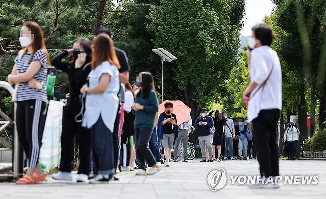 붐비는 코로나19 임시 선별진료소 (서울=연합뉴스) 황광모 기자 = 27일 오전 서울 송파구 올림픽 공원 코로나19 임시 선별진료소에서 시민들이 검사를 받기 위해 줄지어 서 있다. 2021.9.27 hkmpooh@yna.co.kr