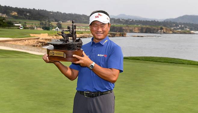 최경주가 27일(한국시간) 미국 캘리포니아주 페블비치에서 열린 PGA 챔피언스 투어 퓨어 인슈어런스 챔피언십에서 한국 선수 최초로 우승한 뒤 트로피를 들고 환한 미소를 짓고 있다. (사진=AFPBBNews)