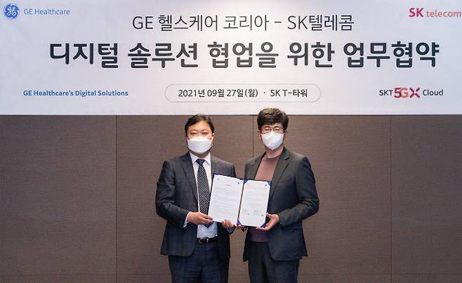(왼쪽부터) 강호준 GE 헬스케어 코리아 상무와 최판철 SKT Cloud사업담당이 국내 디지털 헬스케어사업 협력을 위한 양해각서(MOU)를 체결하는 모습.