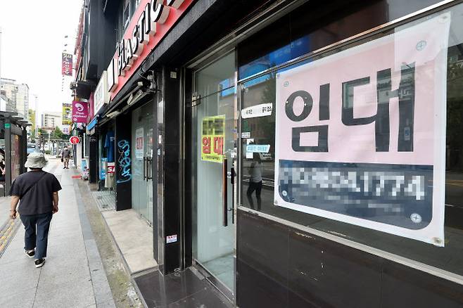신종 코로나바이러스 감염증(코로나19) 장기화로 경기가 위축되는 가운데 27일 오후 서울 용산구 이태원역 인근 건물들에 임대 안내문이 붙어 있다. (사진=연합뉴스)