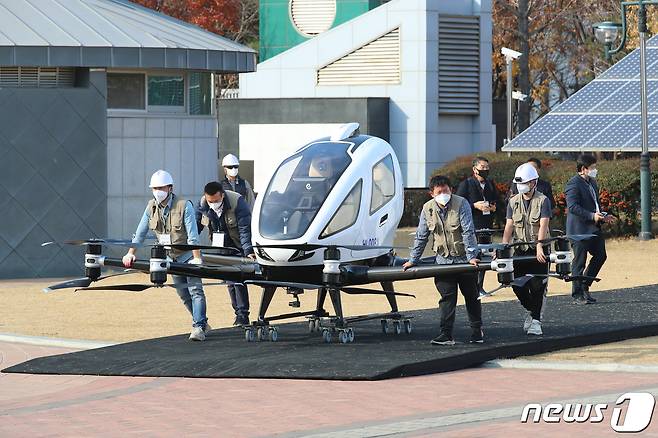 16일 오후 대구 수성못 상화동산에서 열린 드론택시 서비스 도입을 위한 도심항공교통(UAM) 비행 실증을 앞두고 관계자들이 드론택시를 이착륙장으로 옮기고 있다. 2020.11.16/뉴스1 © News1 공정식 기자