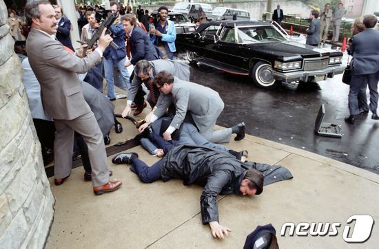 1981년 3월30일 존 힝클리가 레이건 대통령과 그 수행원들을 저격한 직후 제임스 브래디 백악관 대변인과 토마스 델라한티 워싱턴 경찰관이 바닥에 쓰러져 있다. © AFP=뉴스1