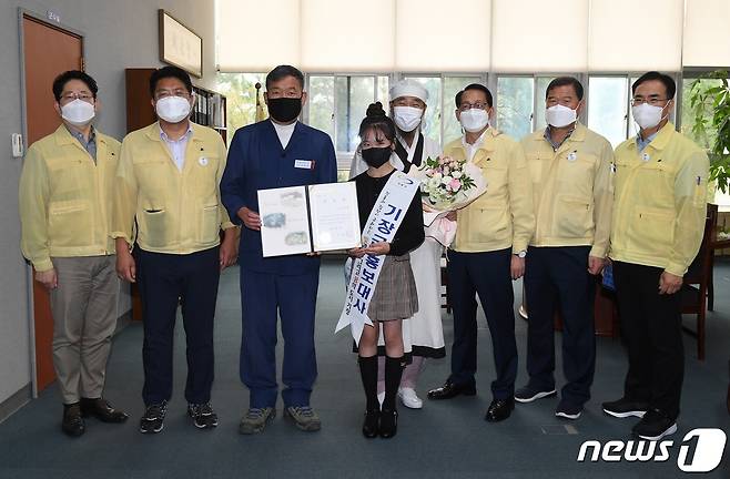 홍보대사 위촉식 후 김다연양이 기장군청 관계자들과 기념촬영을 하고 있다.(기장군청제공)© 뉴스1