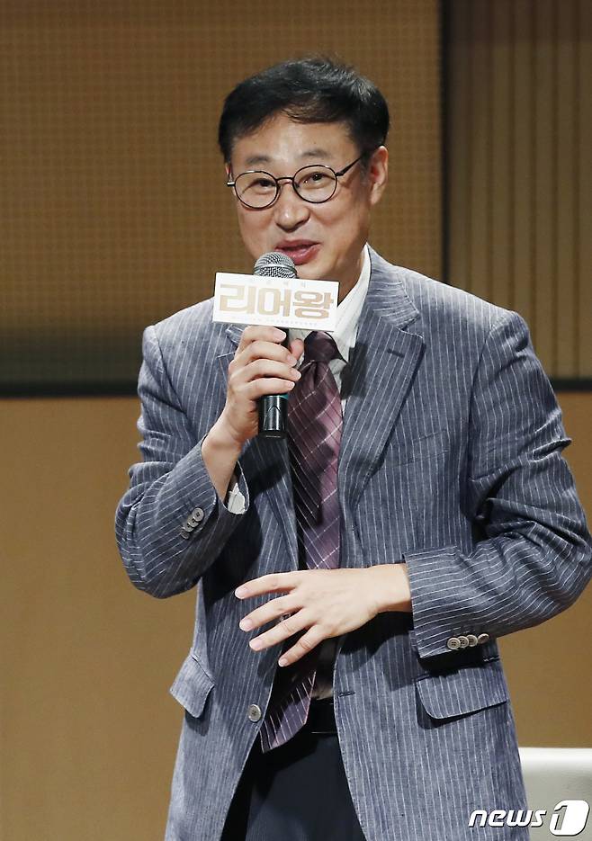 이현우 감독이 28일 오전 서울 서초구 예술의전당에서 열린 연극 ‘이순재의 리어왕’ 기자간담회에 참석해 인사말을 하고 있다. 영국의 대문호 셰익스피어가 쓴 '리어왕'은 삶의 비극과 인생에 대한 근본적인 성찰을 아름다운 시적 표현으로 담아낸 작품이다, 2021.9.28/뉴스1 © News1 권현진 기자