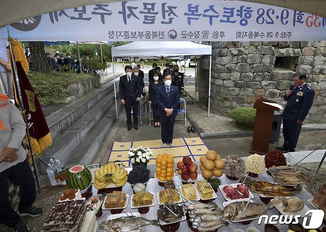 28일 전북 장수군 산서면 향토수복기념비에서 28일 제35회 9.28 향토수복 희생 호국영령 추모제가 거행되고 있다(장수군 제공)2021.9.28/뉴스1