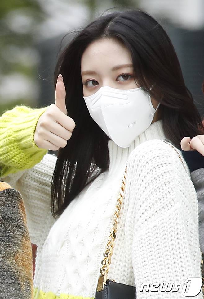 Seoul=) = ITZY (ITZY) Yuna greets the station after finishing the radio Choi Hwa-jungs Power Time held at SBS Mok-dong, Yangcheon-gu, Seoul on the 28th.2021.9.28.