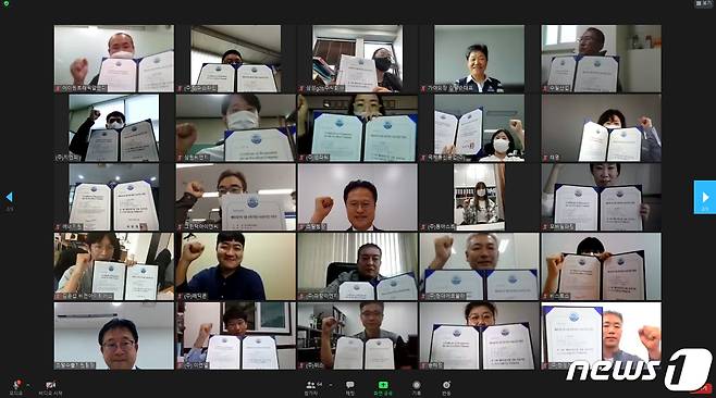 김정우 조달청장(가운데)이 수여식에 참가한 대표들과 해외진출 방안에 대해 의견을 나눈 뒤 화이팅을 외치고 있는 모습.© 뉴스1