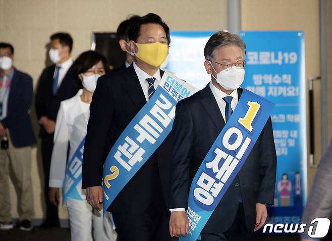 더불어민주당 대선 후보 경선 '광주전남 합동연설회'가 열린 25일, 이재명 경기지사와 김두관 의원 등 후보들이 연설회장인 김대중컨벤션센터 1층 다목적홀에 들어서고 있다.2021.9.25/뉴스1 © News1 박준배 기자