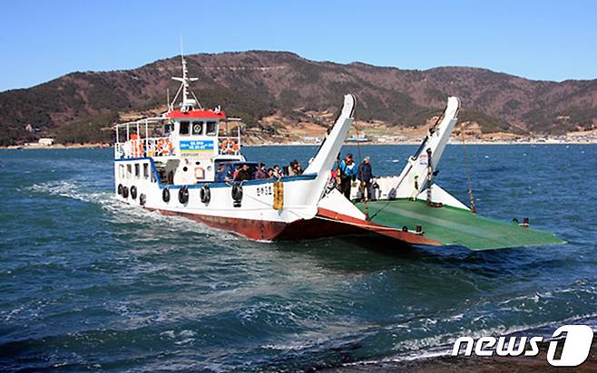 여수시가 10월 1일부터 도서민 도선 요금을 1000원 요금제로 단일화한다. 이에따라 '한려 3호'와 섬달천~여자도 구간을 운항하는 '여자호' 2척이 혜택을 받게 됐다.(여수시 제공)2021.9.28/© 뉴스1