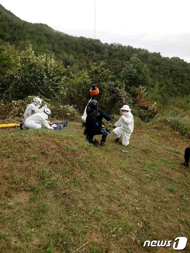 28일 오전 9시9분께 충북 옥천군 옥천읍 수북리 인근 야산에서 등산을 하던 A씨(81)와 B씨(75·여) 등 2명이 말벌에 쏘여 구조대원들이 구조작업을 벌이고 있다.(충북소방본부 제공).2021.09.28/© 뉴스1