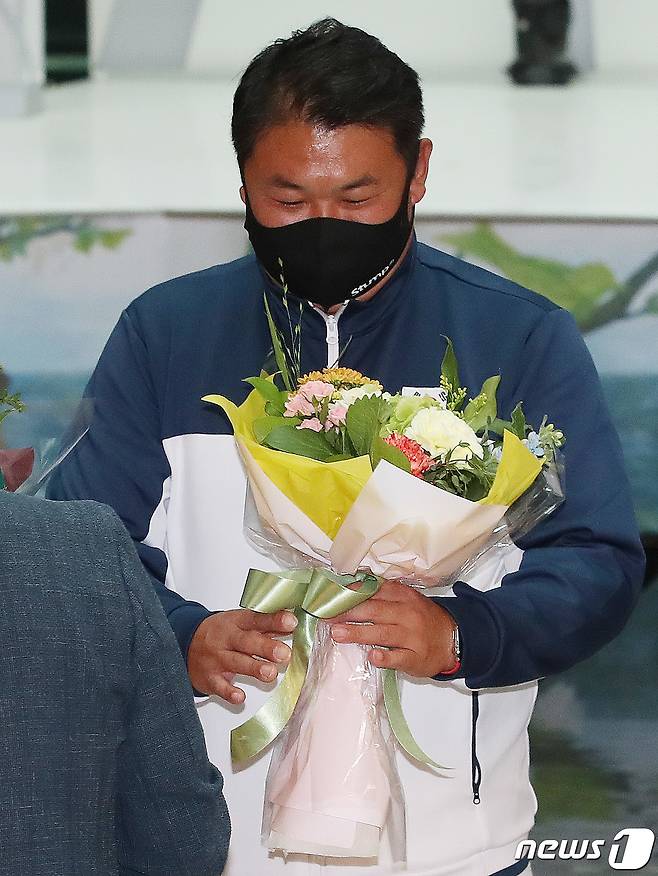 대한민국 남자 양궁 대표팀 오진혁이 28일 오후 인천국제공항을 통해 귀국 후 기자회견에 앞서 꽃다발을 받고 있다.  2021.9.28/뉴스1 © News1 임세영 기자