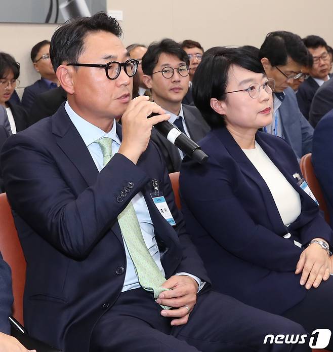 여민수 카카오 공동대표가 지난 2019년 서울 여의도 국회에서 열린 과학기술정보통신부 국정감사에 증인으로 출석해 의원질의에 답변하고 있다. 오른쪽은 한성숙 네이버 대표이사. 2019.10.2/뉴스1 © News1 이종덕 기자