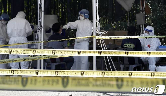 추석 연휴 마지막날인 22일 오전 울산 남구 문수축구경기장에 마련된 임시 선별검사소를 찾은 시민들이 신종 코로나바이러스 감염증(코로나19) 검사를 받고 있다. 2021.9.22/뉴스1 © News1 윤일지 기자