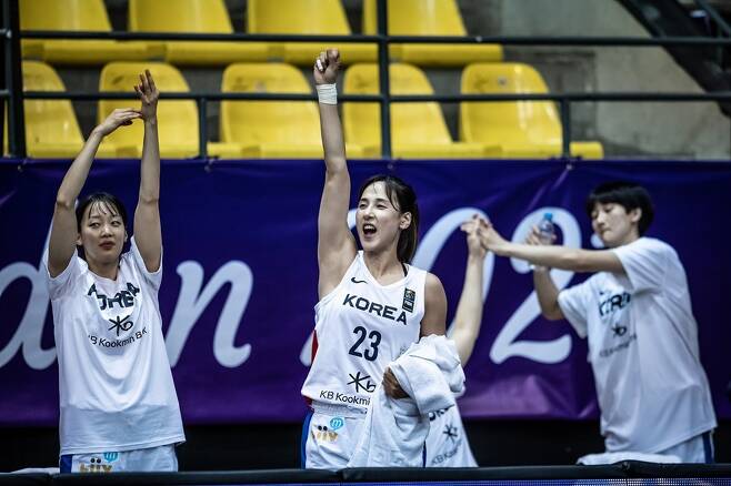 국제농구연맹(FIBA) 여자 농구 아시안컵 A조 예선 2연승을 기록한 한국여자농구 대표팀(국제농구연맹 제공) © 뉴스1