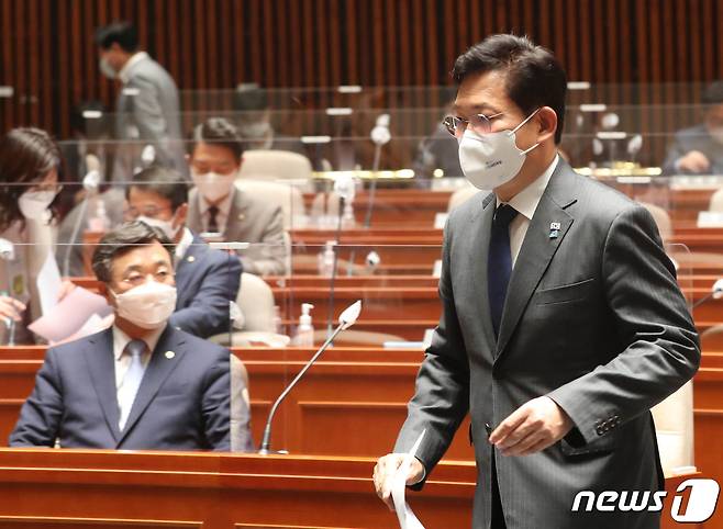 28일 오후 서울 여의도 국회에서 열린 더불어민주당 의원총회에서 송영길 대표가 발언을 하기 위해 단상으로 나오고 있다. 2021.9.28/뉴스1 © News1 오대일 기자