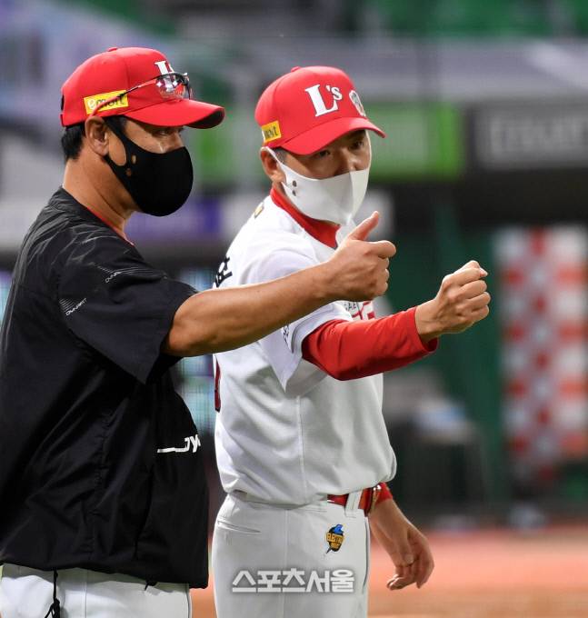 SSG 김원형(오른쪽) 감독이 지난 8일 인천SSG랜더스필드에서 열린 LG전에서 승리 후 하이파이브를 하고 있다. 문학 | 강영조기자 kanjo@sportsseoul.com