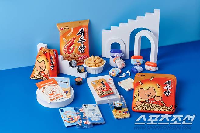 농심의 새우깡 콜라보레이션 상품.
