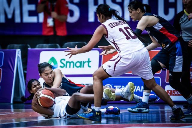한국 여자농구 대표팀 박지현이 28일 요르단 암만에서 열린 2021 국제농구연맹(FIBA) 여자 아시아컵 조별리그 A조 2차전 인도와의 경기에서 인도 선수와 공 다툼을 벌이고 있다. 사진출처=FIBA 홈페이지