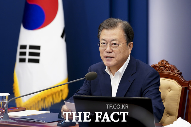 문재인 대통령이 지난 추석 연휴 기간 미국 뉴욕에서 열린 유엔 총회 기조연설에서 종전선언 승부수를 재차 띄운 이후 북한이 잇달아 유화적인 담화를 내놓으면서 남북 관계에 미묘한 변화가 감지되고 있다. 문 대통령이 27일 오후 청와대에서 열린 수석보좌관회의에서 발언하는 모습. /청와대 제공