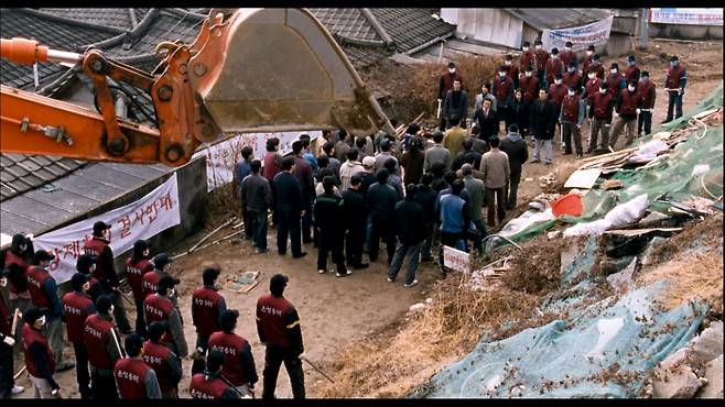 지역 개발사업과 연루된 조폭이 지역 주민들과 맞서고 있다. /영화 짝패