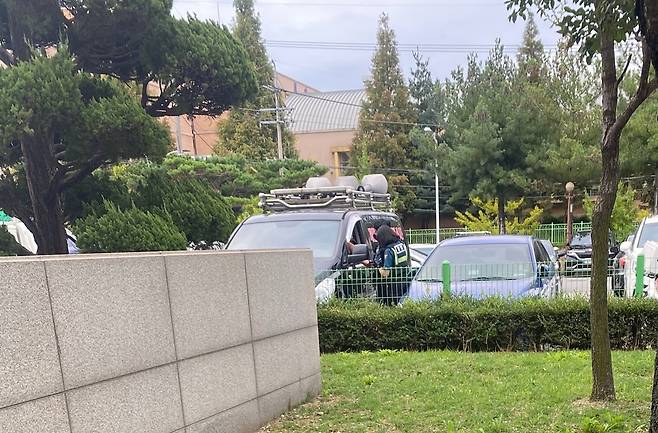 28일 오후 SPC삼립 청주공장에서 불법집회를 벌이는 민노총 화물연대가 고등학교와 100m 거리도 안되는 청주흥덕경찰서 주차장에서 장송곡을 틀어 경찰관이 범칙금을 부과했다. 차량 뒤로 보이는 건물이 고등학교이다. /독자 제공