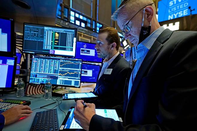 지난 7월 20일(현지 시각) 미국 뉴욕 증권거래소 입회장에서 트레이더들이 업무를 처리하고 있다. /AP=연합뉴스