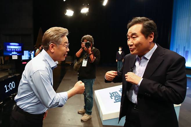 더불어민주당 이재명(왼쪽), 이낙연 대선 경선 후보가 28일 서울 목동 SBS에서 열린 '더불어민주당 제20대 대선 후보 TV토론회에 참석, 인사하고 있다. /연합뉴스