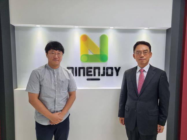 박제혁 나인조이 대표(왼쪽)와 손봉수 전 하이트진로 사장이 경영 고문 위촉식 진행 후 기념사진을 촬영하고 있다.ⓒ나인조이