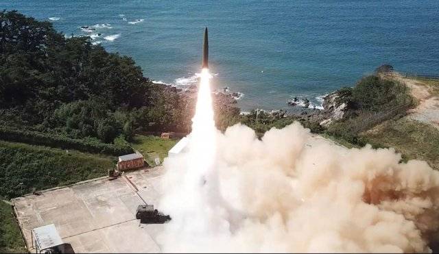15일 국방과학연구소(ADD)가 공개한 탄두중량 2t의 ‘현무’ 개량형으로 알려진 탄도미사일 과거 시험발사 장면. ADD 제공
