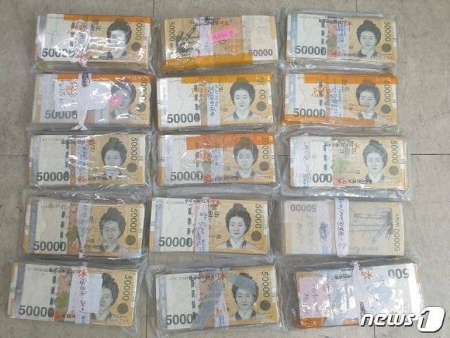 김치냉장고 바닥에서 발견된 현금뭉치.(제주서부경찰서 제공) 2021.9.28/뉴스1ⓒNews1