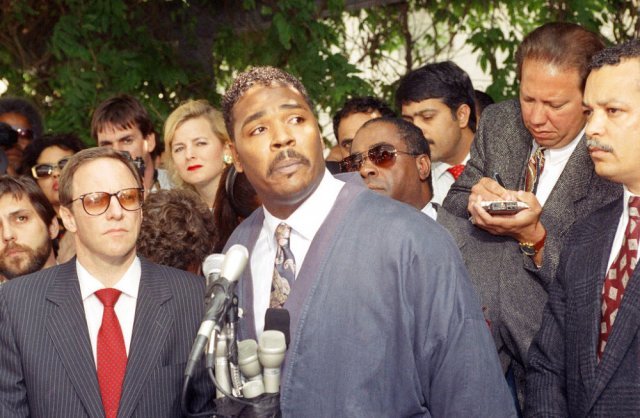 로드니 킹 사건 이듬해 경찰관들이 무죄 판결을 받자 LA폭동이 발발했다. 킹(가운데)은 진정을 호소하는 기자회견에서 “우리 좀 잘 지내면 안 될까?(Can we all just get along?)”라는 유명한 말을 남겼다. LA타임스