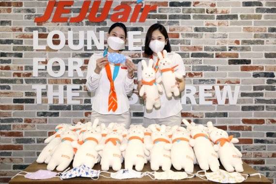 제주항공 객실승무원들이 서울, 대구지역 보육원에 전달할 애착인형과 함께 기념촬영을 하고 있다. 제주항공 제공