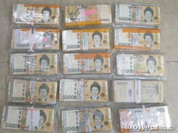 중고 김치 냉장고에서 발견된 현금 1억1000만원 [제주서부경찰서 제공]