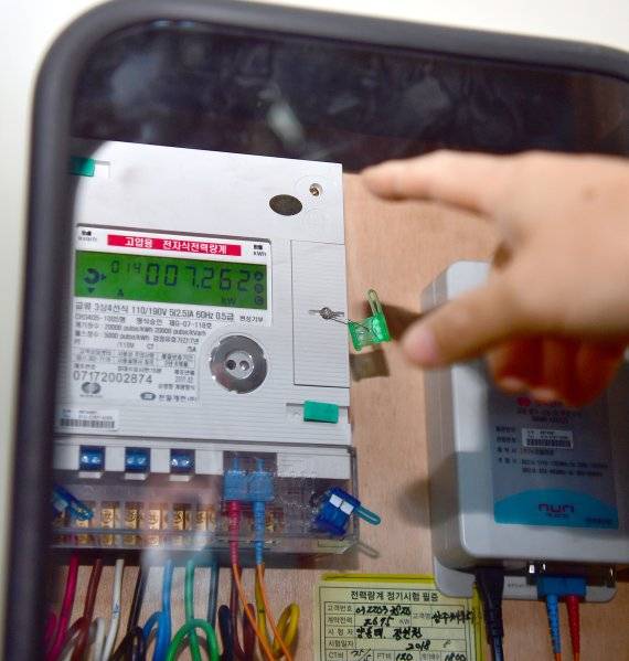 한국전력공사가 4분기(10월~12월) 전기요금을 ㎾h당 3원 인상한 23일 광주 서구의 한 건물 관리인이 지하실에 설치돼 있는 전기실을 점검하고 있다. / 사진=뉴시스