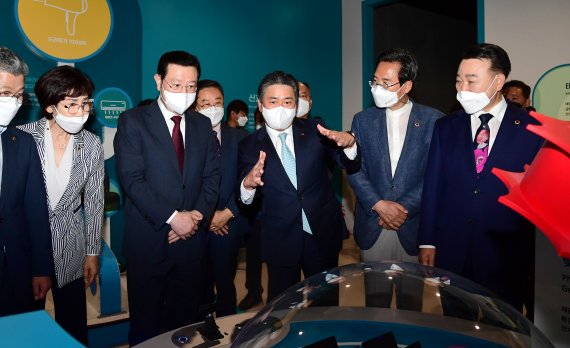 한국전력 정승일 사장(앞줄 왼쪽 네번째)이 28일 광주광역시 치평동에 개관한 '에너지파크'에서 에너지 신기술을 체험하고 있다. 한전 제공