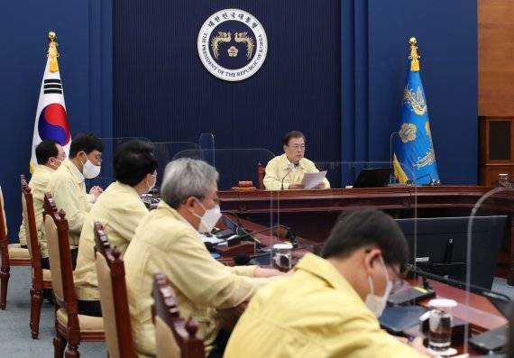 문재인 대통령은 28일 국무회의를 주재하고 이날 의결된 '중대재해 처벌법 시행령'과 관련, "국민 생명과 안전을 지키자는 취지가 살도록 현장에서 충분히 실효성 있게 법을 집행해 주기 바란다"고 당부했다. 하지만 재계 등은 중대재해 발생 시 사업주·경영책임자 처벌을 명시한 중대재해처벌법이 재계 요구사항을 반영하지 않았다며 재개정을 촉구했다. 뉴시스