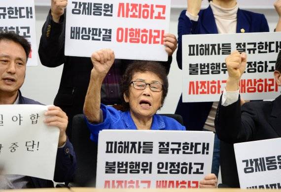 일제 강제징용 피해자 양금덕 할머니가 지난 2019년 10월24일 오전 광주시의회 시민소통실에서 열린 '일제강제동원 피해 배상문제 한일논의와 관련한 기자회견'에서 일본과 일본기업에 사죄와 반성을 촉구하는 구호를 외치고 있다. 2019.10.24/뉴스1 © News1 한산 기자 /사진=뉴스1