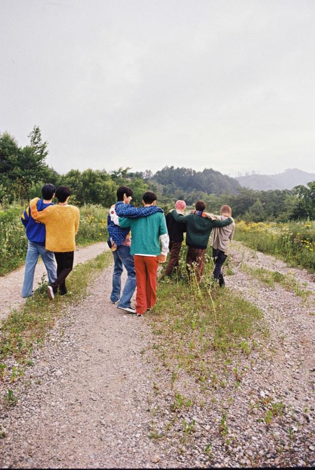 공개된 단체 사진에서 일곱 멤버는 밝게 비추는 햇살 아래, 어깨동무를 하고 시골길을 걷는 등 평범한 소년들의 모습을 보이며 포근한 느낌을 자아낸다. 빌리프랩