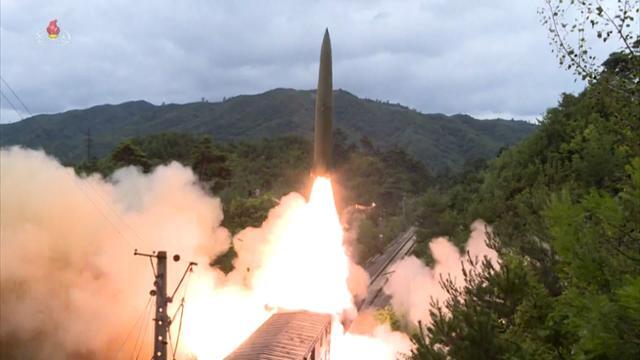 북한이 15일 열차를 활용해 탄도미사일을 시험 발사하고 있다. 조선중앙TV 캡처 뉴시스