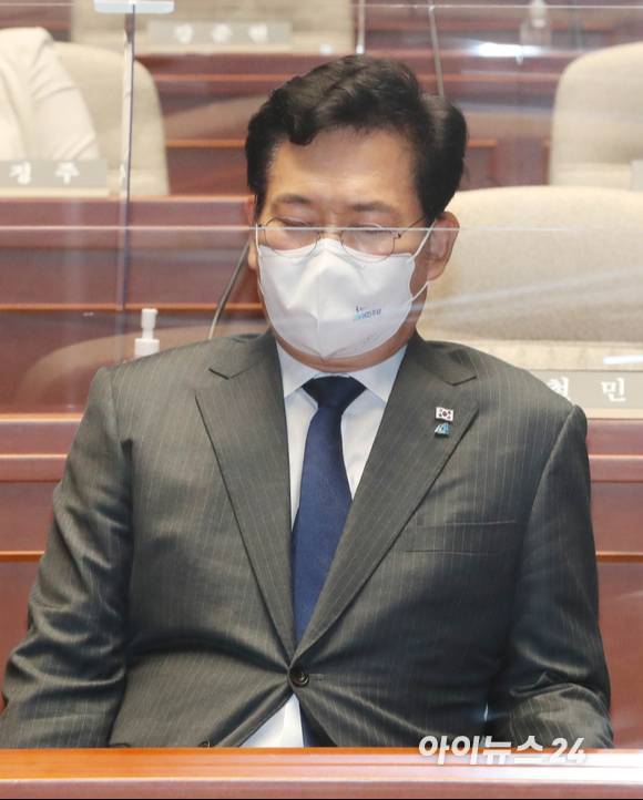 송영길 더불어민주당 대표가 28일 오후 서울 여의도 국회에서 열린 의원총회에서 생각에 잠겨 있다.